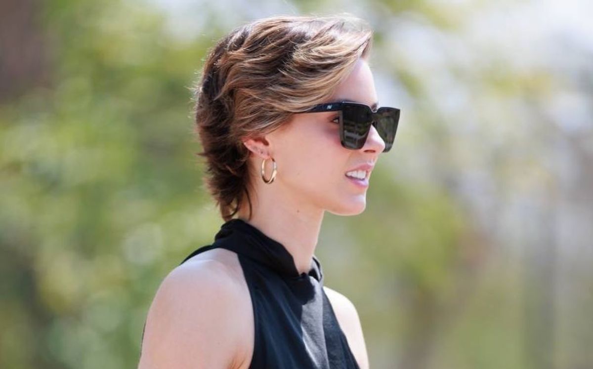 Mariana Rodríguez irradia elegancia con vestido negro midi y crocs (Instagram)