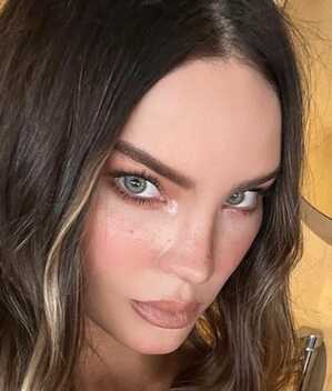 Belinda muestra como experta cómo usar una sudadera como vestido (Instagram)