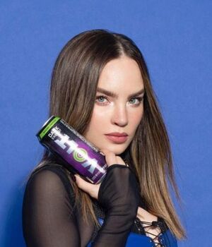 Belinda usa pantalones en ‘V’ y corsé de cuero con su mini cintura (Instagram)