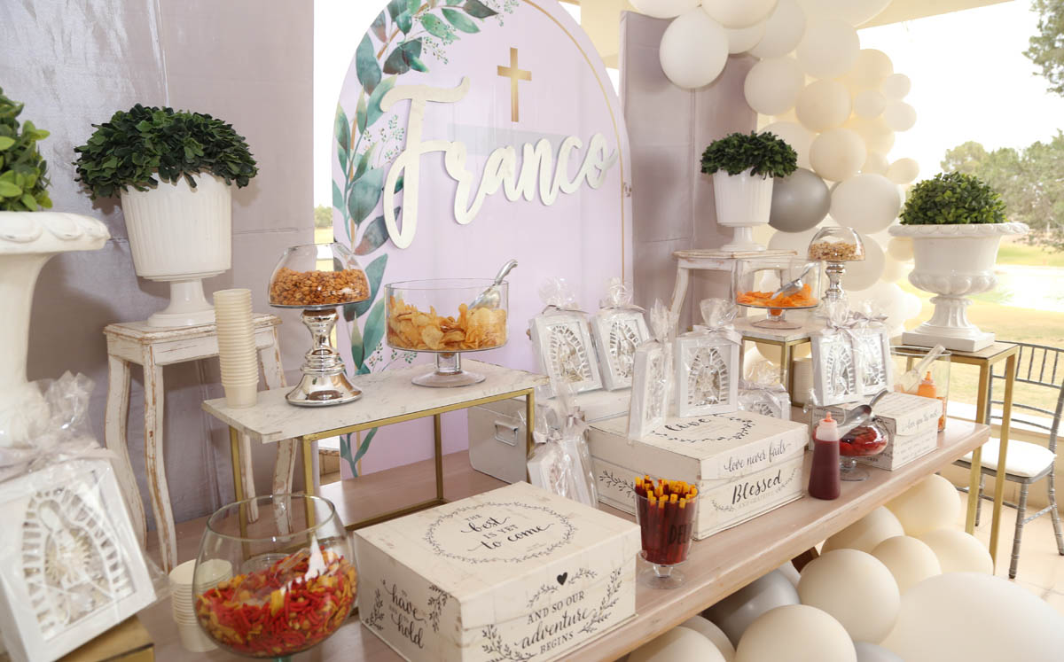Globos blancos y detalles en madera decoraron el lugar