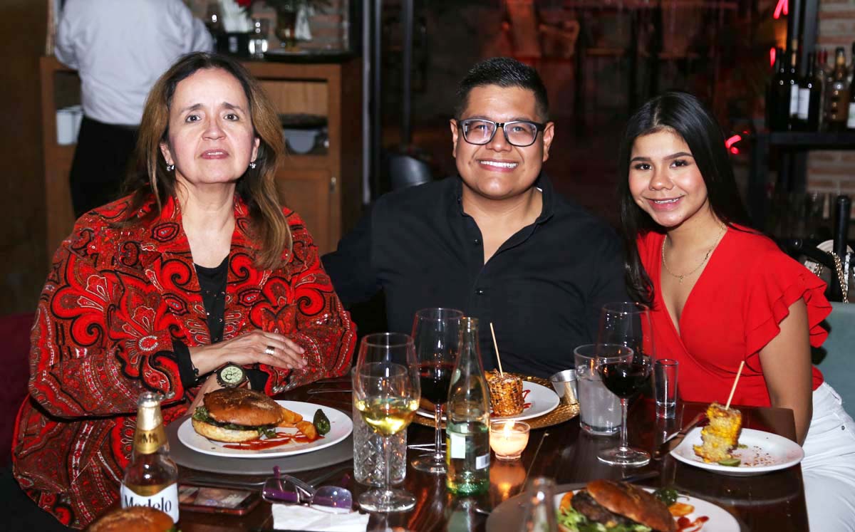 Lupita, Caleb y Lidia