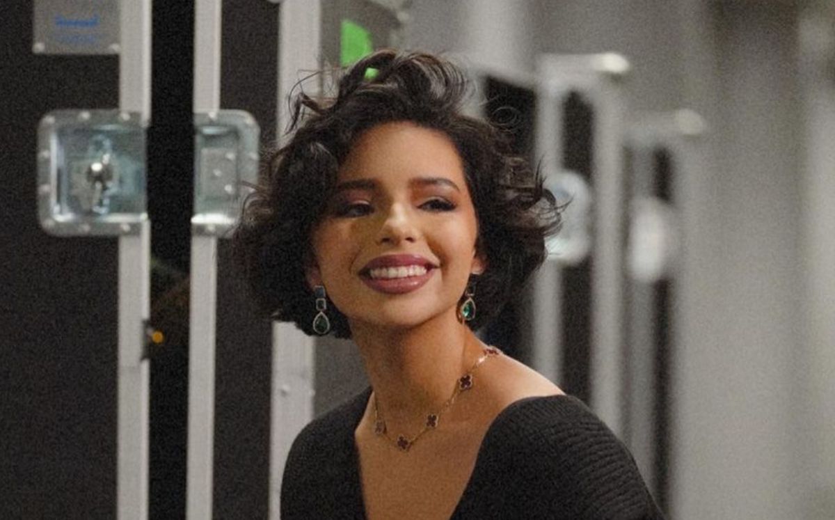 Ángela Aguilar luce el maxi vestido más trendy para estar fresca