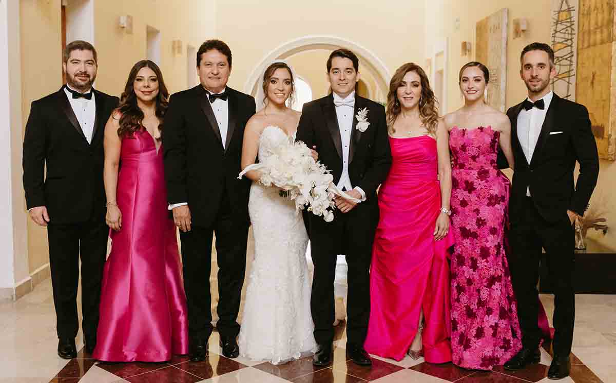 Anakaren Ramírez e Isaac de la Cruz junto a la familia Ramírez / Fotos: Cortesía