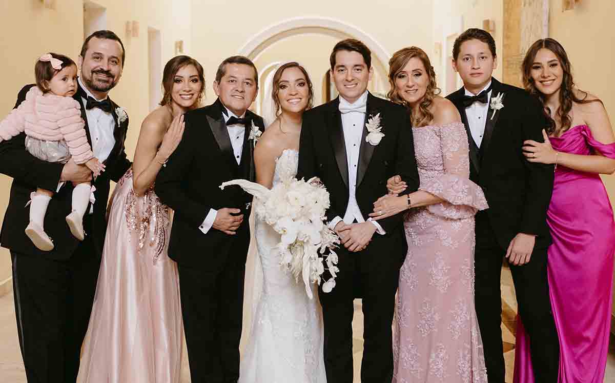 Anakaren Ramírez e Isaac de la Cruz con sus invitados / Fotos: Cortesía