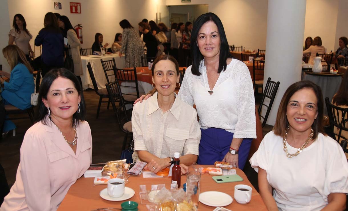 Mónica González de Garza, Mayeya Canales, Sandra González de Carrasco y Rosario Canales de Benavides