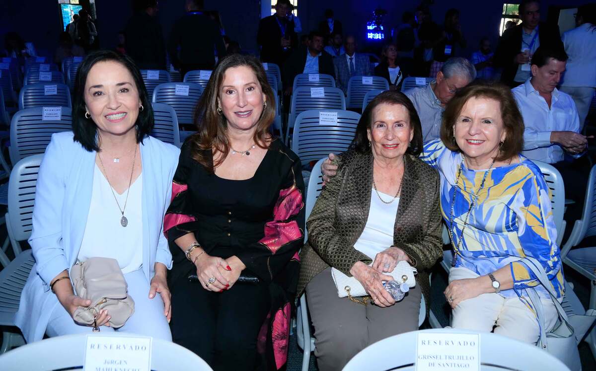 Cecilia Garza, Lorena Garza, Esperanza Domínguez de Garza y Graciela Garza