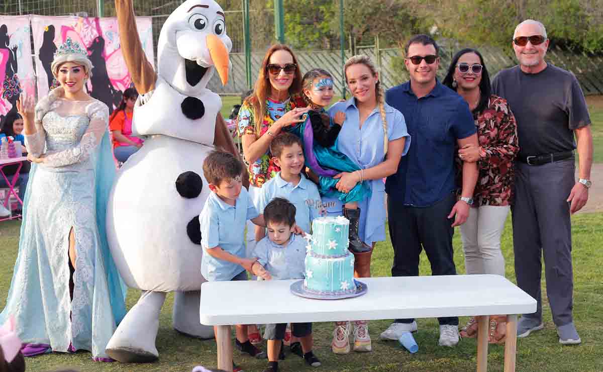 Milena junto a sus papás, abuelos y hermanos / Fotos: Daniel Saldívar