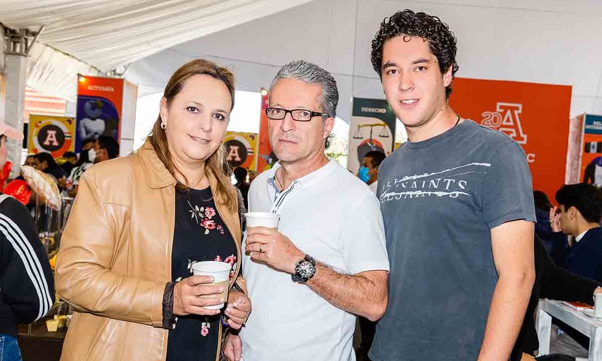 Mónica Álvarez de Macip, Moisés Macip y Pablo Macip