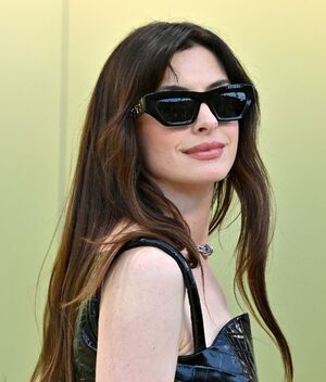Anne Hathaway lleva mini vestido de vinil con efecto de cocodrilo (Getty)