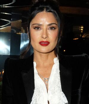 Salma Hayek reinventa los pantalones acampanados con su mini cintura (Getty)