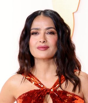 Salma Hayek luce brillante vestido de sirena en los Oscar 2023