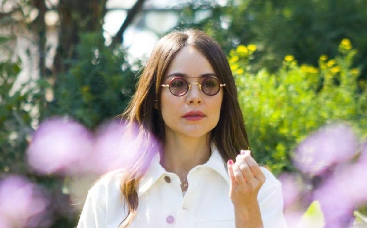 Camila Sodi trae de regreso las medias rotas con vestido retro cut out (Instagram)