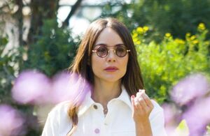 Camila Sodi trae de regreso las medias rotas con vestido retro cut out (Instagram)