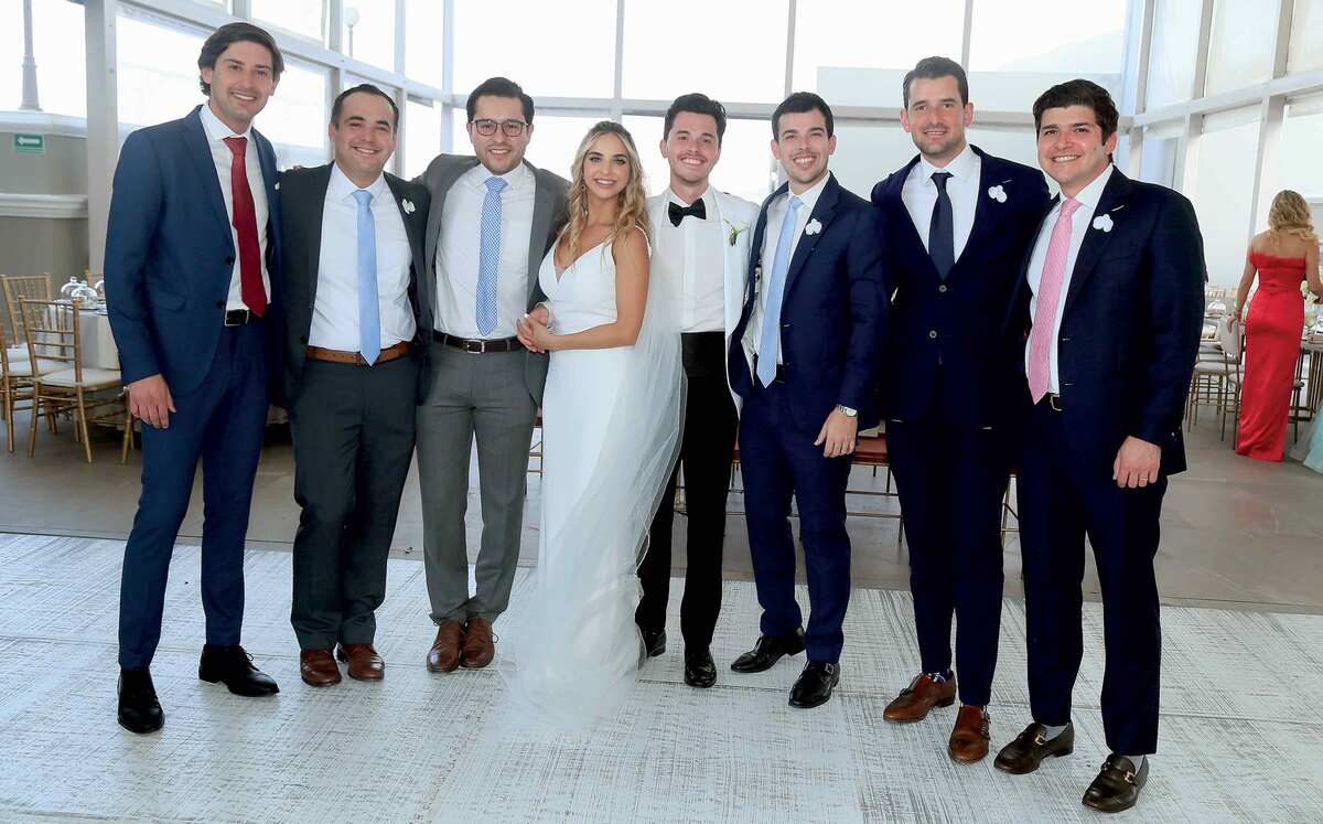Chabe y Alberto junto a un grupo de amigos