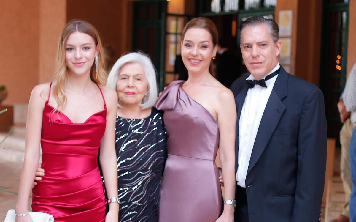 Eugenia Bustindui, Terina de los Santos, Consuelo González y Álvaro Bustindui