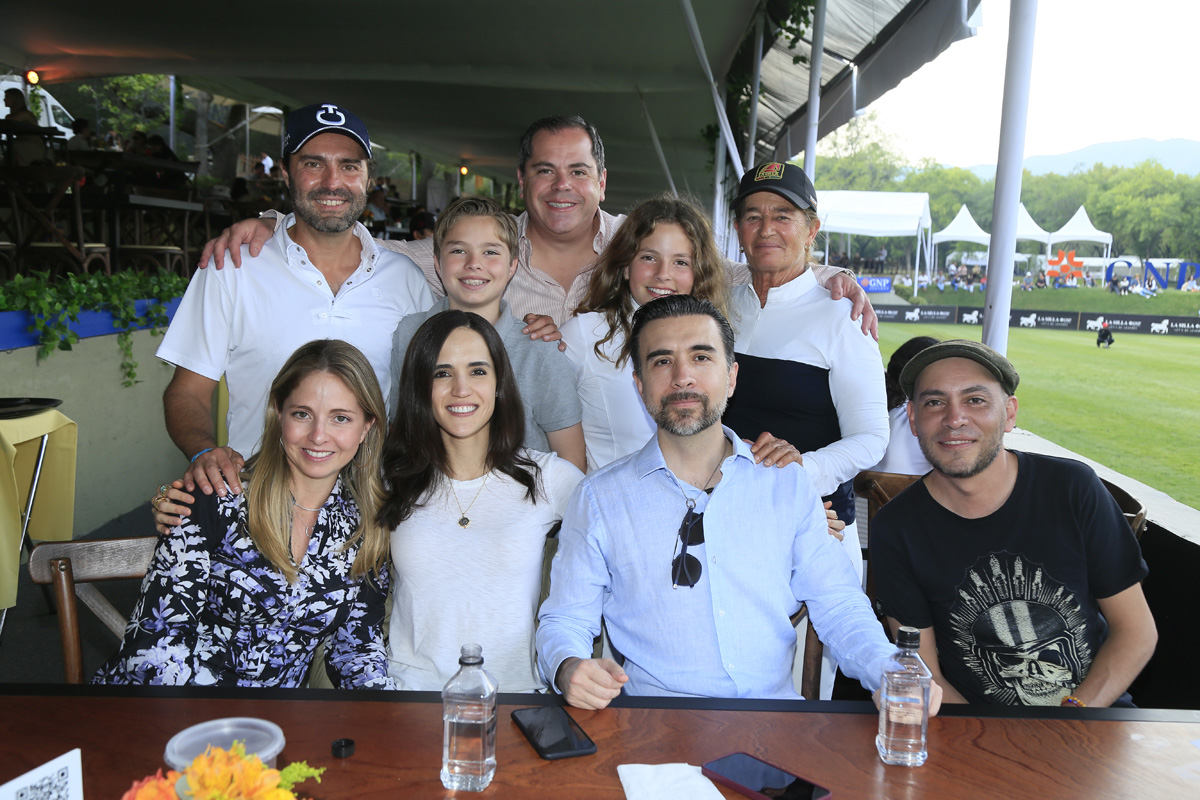 Guillermo Romo, Emilio Romo, Ximena Arroyo, Rodrigo Arroyo, Kim Cárdenas, Jacky de Romo, Fernanda Longoria de Romo, Alfonso Romo y Juan Carlos Segura