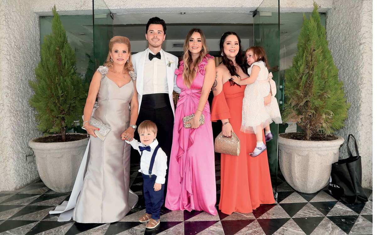 Lizbeth Amero, Alberto Moreno, Luca Rosenau, Liz Moreno y Sonia Moreno