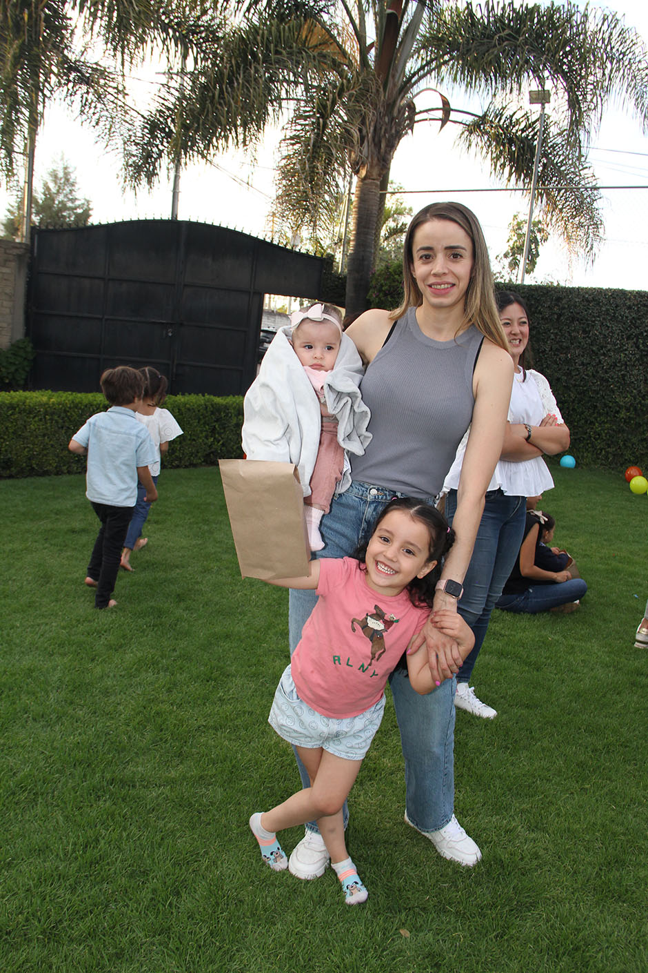 Loretta Lizárraga, Victoria Madrigal y Yoselin Madrigal.