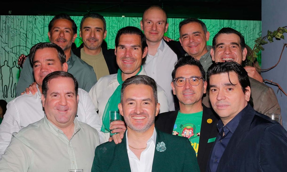 Luis W. Guajardo junto a un grupo de amigos 2