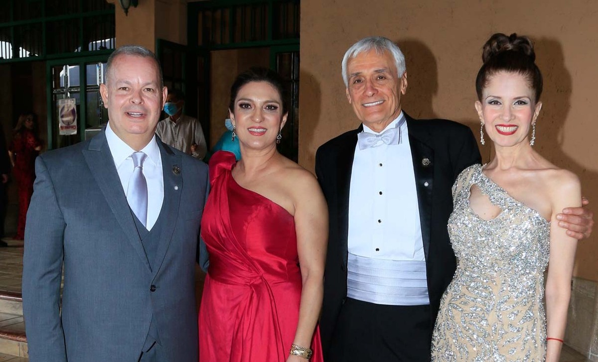 PAPÁS DE LOS NOVIOS. Francisco Valdés, Morena De la Garza, Carlos Mejía y Lorena Chapa de Mejía