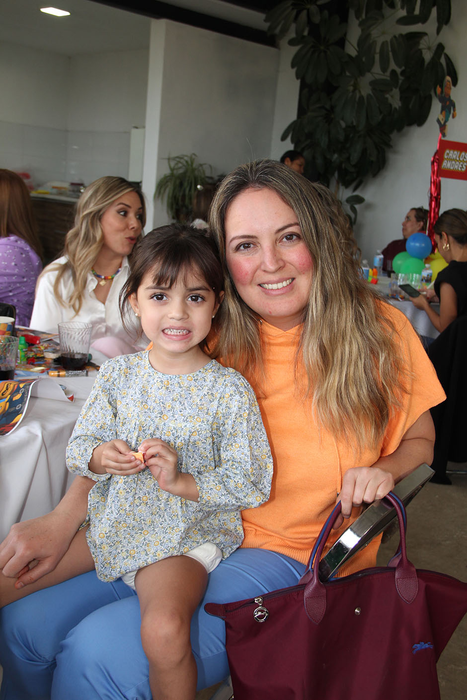 Regina Álvarez y Paulina Santoscoy.