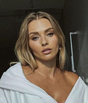 Irina Baeva inspira a llevar mini falta y crop top como ropa deportiva (Instagram)