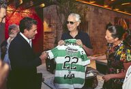 Alejandro Irarragorri obsequió jersey del Club Santos Laguna a Andrea Bocelli