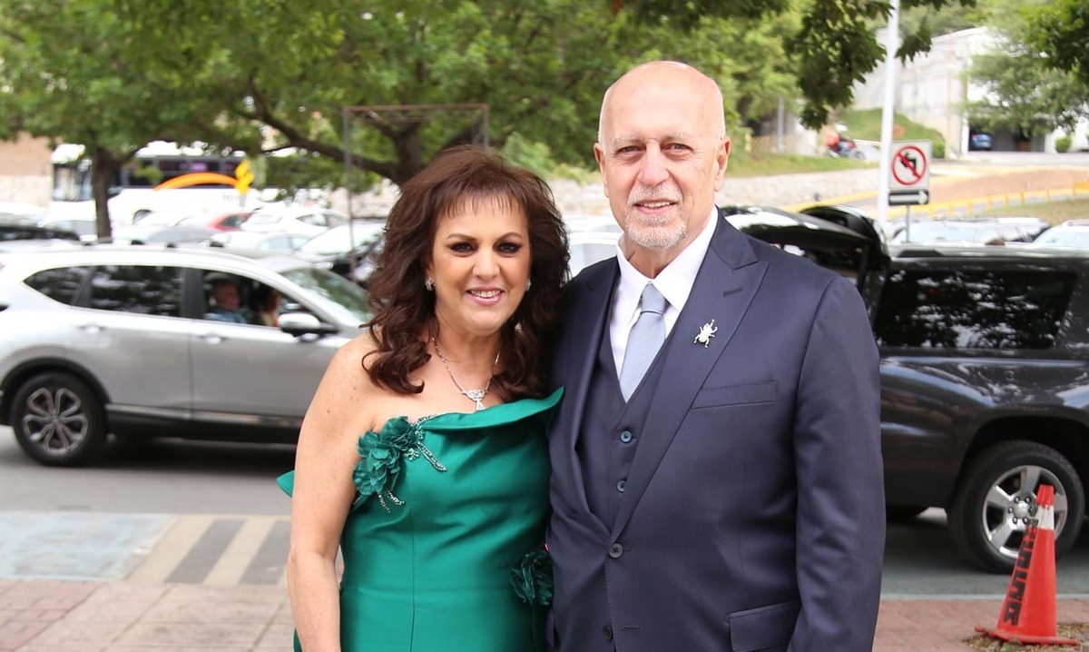 PAPÁS DEL NOVIO. Tere Saide de  Manllo y Jorge Manllo