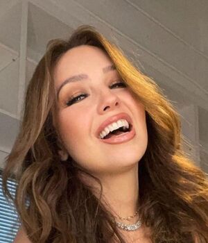 Thalía luce irreconocible con jeans juveniles para mayores de 50 (Instagram)
