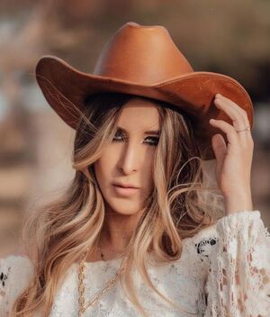 Alexia Hernández luce minivestido de lentejuelas en fiesta de su hija (Instagram)