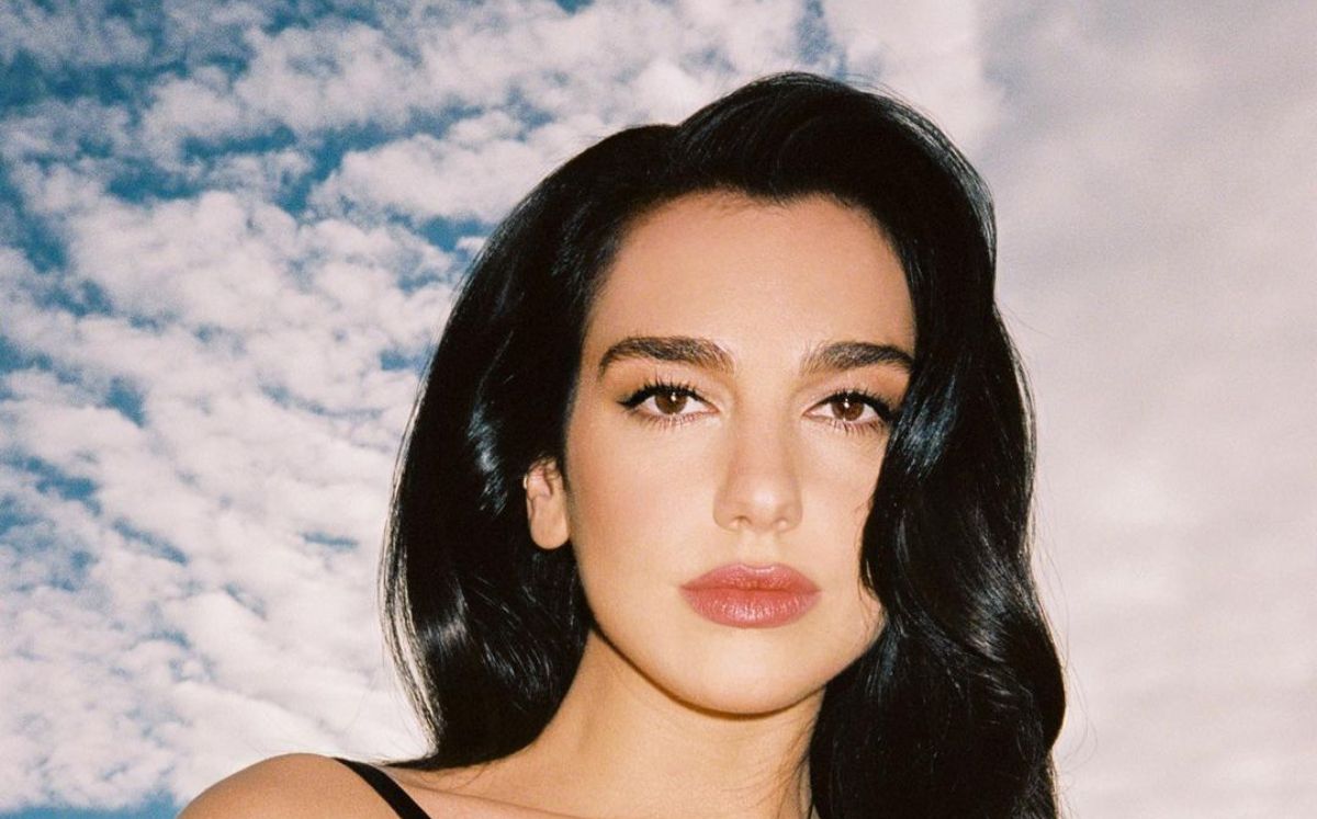 Dua Lipa se sumerge en flores y lleva el bikini ideal para primavera (Instagram)