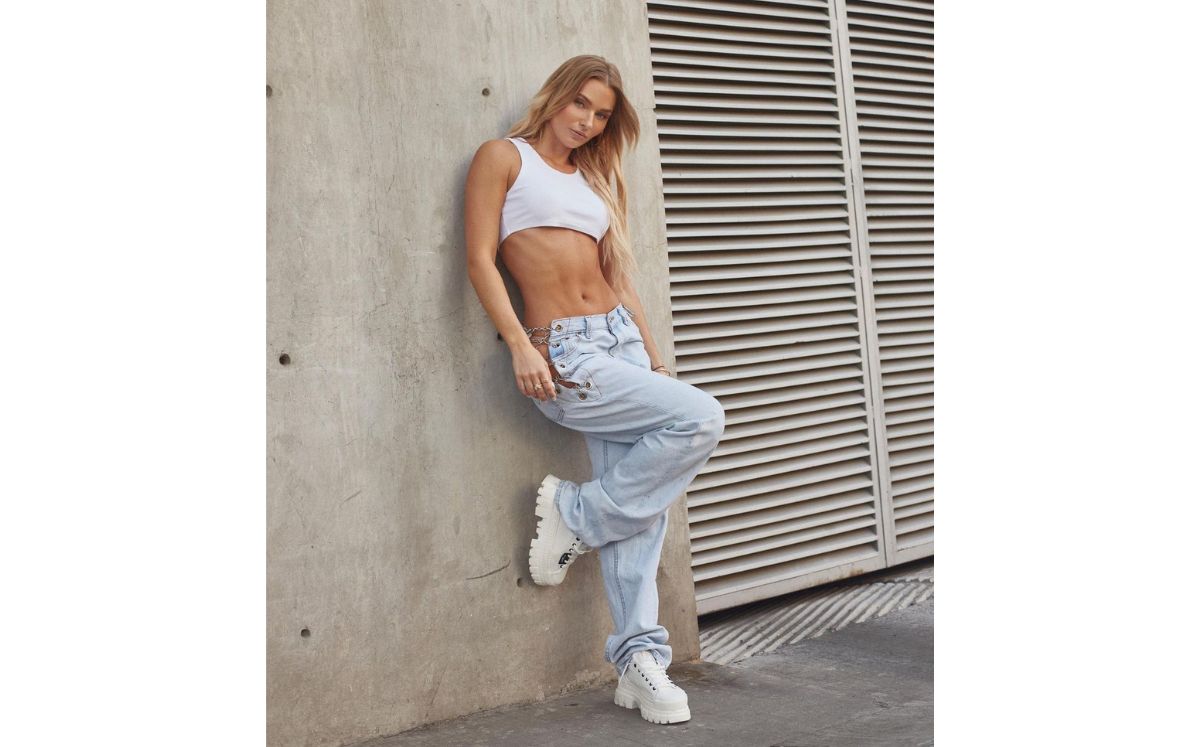 Irina Baeva luce jeans a la cadera con cadenas cruzadas y crop top