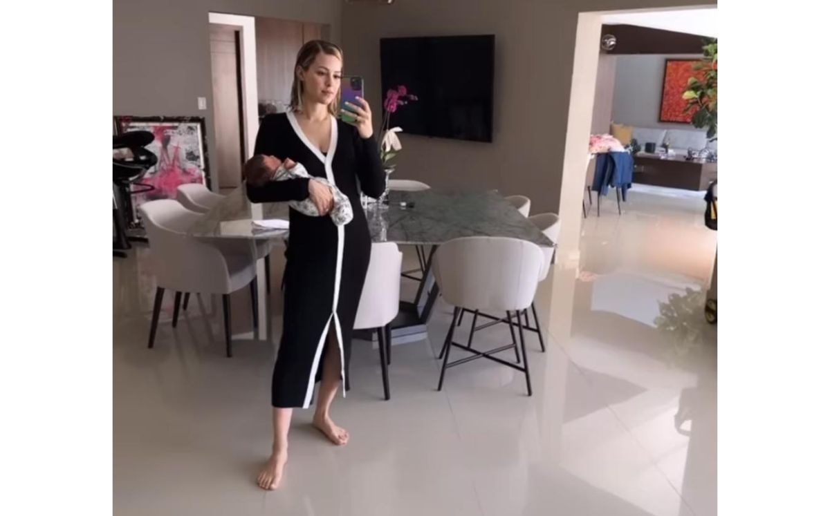 Mariana Rodríguez luce vestido midi camisero elegante: ¿Cuánto cuesta?