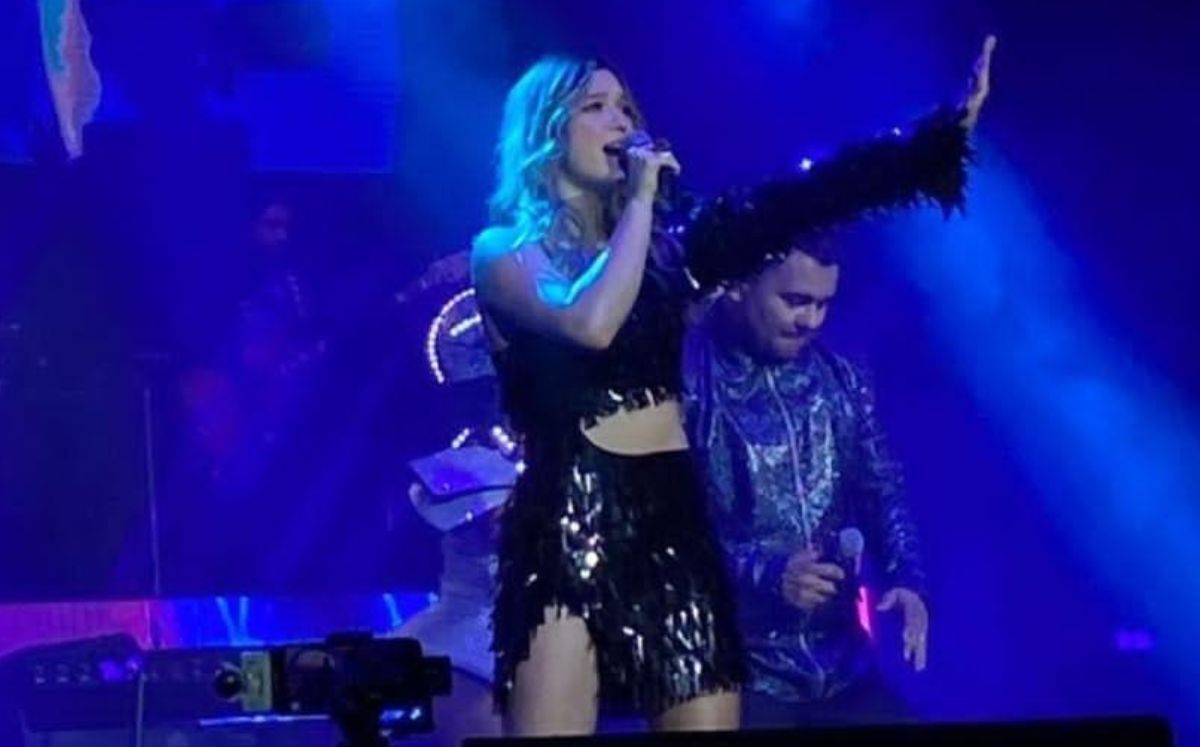 Mía Rubín brilla con atractivo vestido de lentejuelas abierto