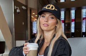 Irina Baeva luce jeans a la cadera con cadenas cruzadas y crop top (Instagram)