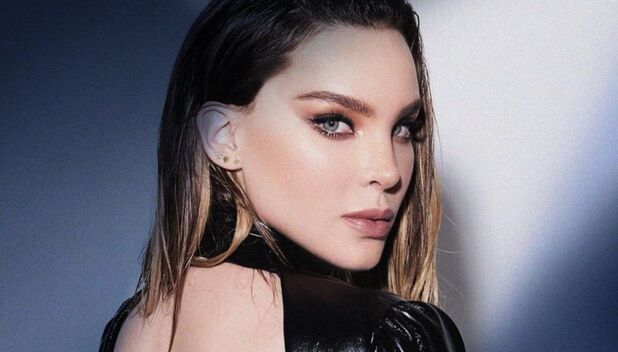 Belinda brilla con mini vestido rojo de transparencias en concierto (Foto: Instagram)