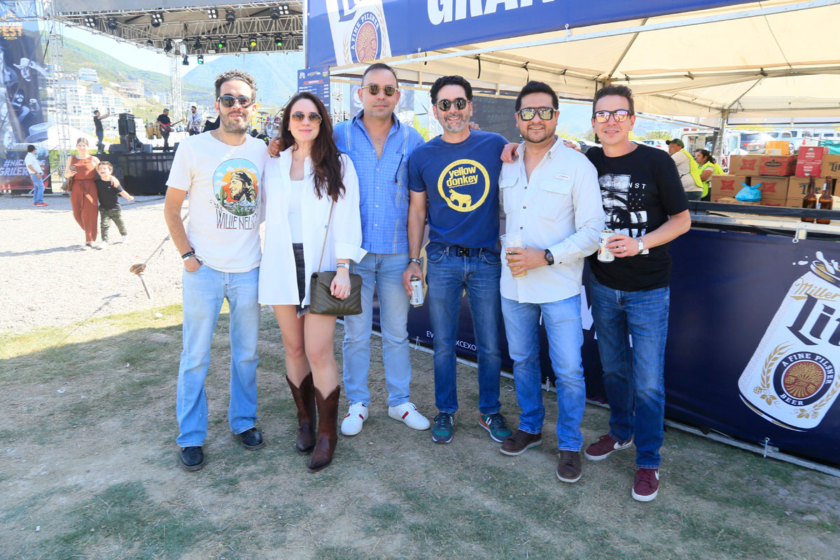 Bruno Sáenz, Luza Arizavalo, Memo Dewey, Andrés Guerra, Alejandro Lomas y Joe Hinojosa