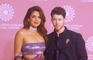 Priyanka Chopra es una visión en vestido transparente y capa de rosas (Foto: Getty)