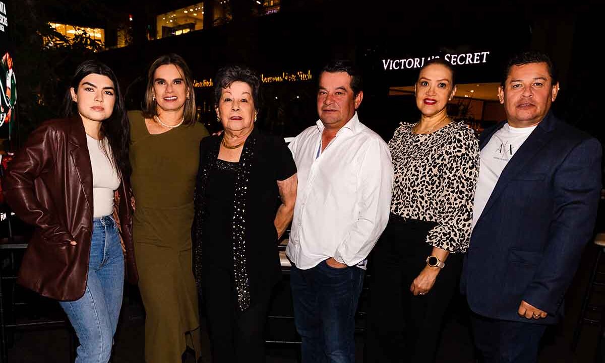 Sofía Ley, Alejandra Tapia, Vicky Hoyos, Eduardo Hoyo, Rosy Zugasti y Miguel Hoyos
