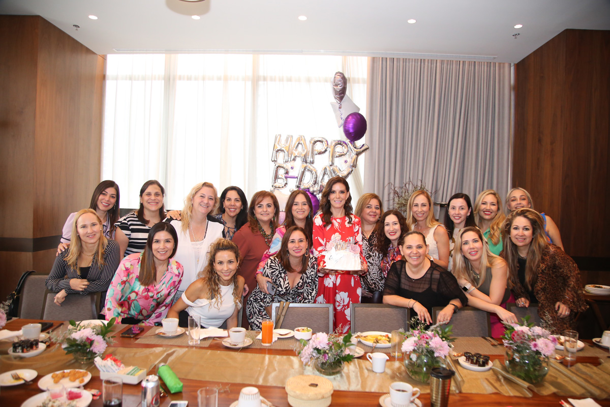 Mónica junto a sus mejores amigas