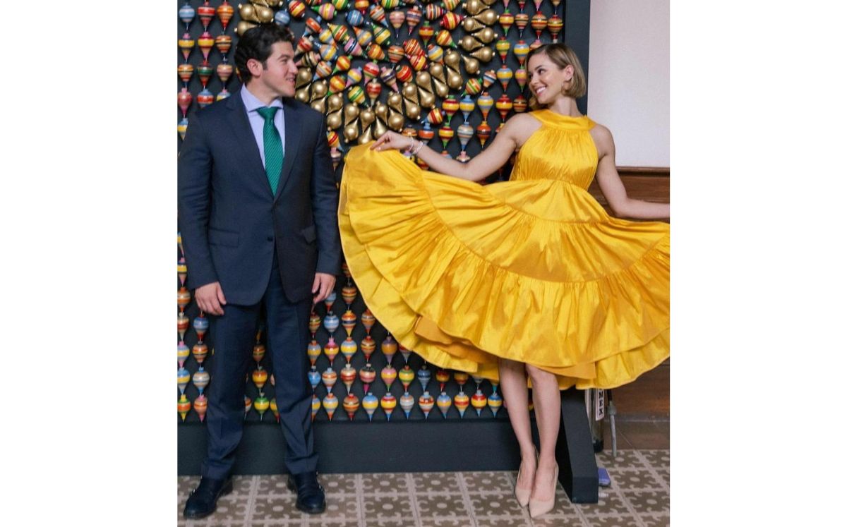 Mariana Rodríguez conquista en trapeze dress amarillo; ¿Cuánto cuesta?