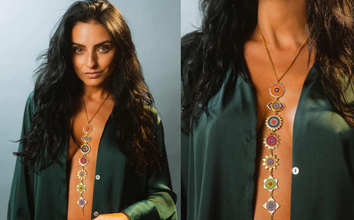 Aislinn Derbez lleva a otro nivel el top satinado que usa abierto
