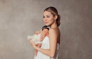 Mariana Rodríguez es la mamá más fashion con pants acampanados en 'V' (Instagram)