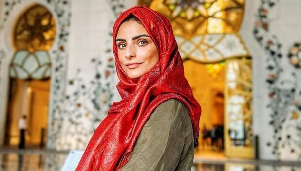 Aislinn Derbez lleva a otro nivel el top satinado que usa abierto (Instagram)