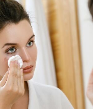 Desmaquillar los ojos: ¿Cómo debo hacerlo correctamente? (Getty)