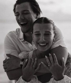 Millie Bobby Brown y el mini vestido con el que anunció compromiso  (Foto: Instagram)