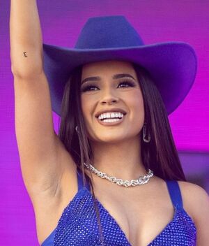 Becky G triunfa en Coachella con bikini top de brillantes y polémico beso (Foto: IG)