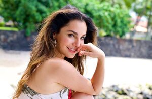 Martha Higareda lleva con éxito el traje de baño floreado escotado (Instagram)