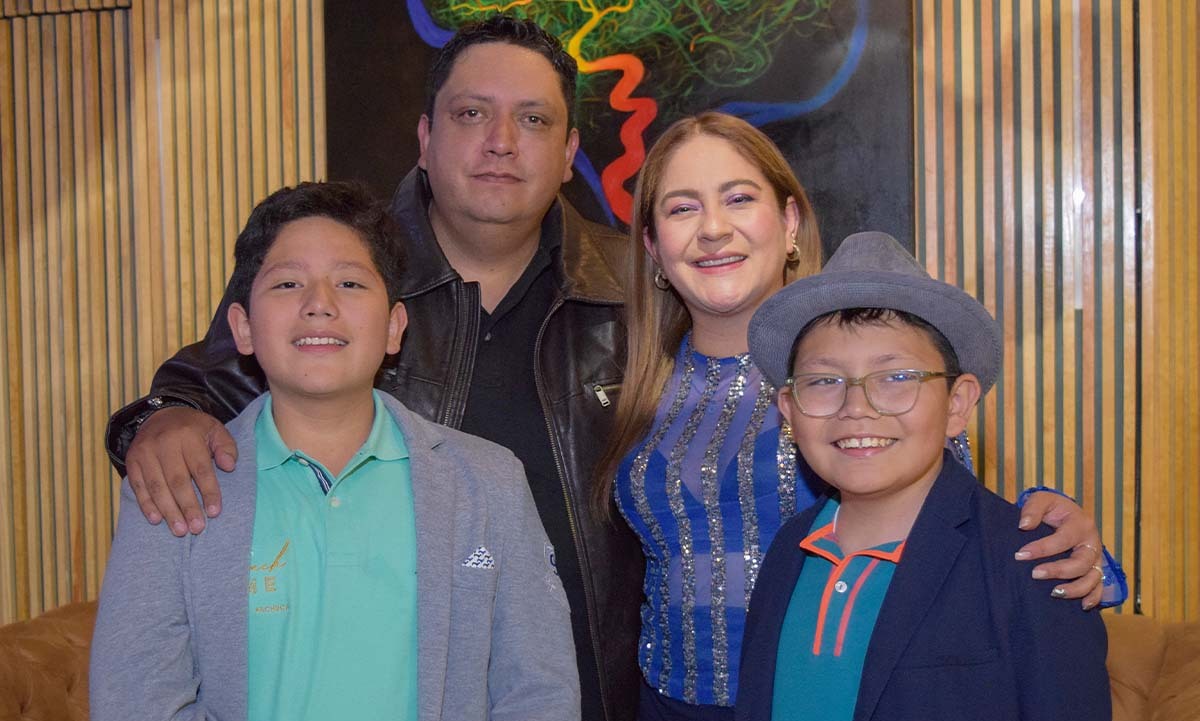 Ángel Cruz, Rodrigo Cruz, Elizabeth Vélez y Gustavo Cruz