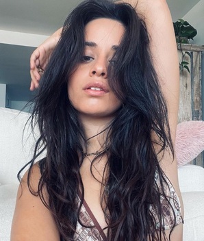 Camila Cabello y cómo llevar un microbikini al estilo de Kim Kardashian (Foto: Instagram)
